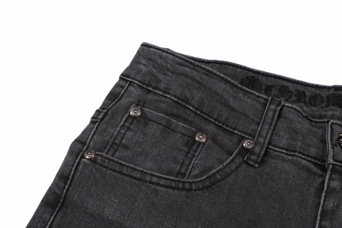 P260 Style number: H499 Chrome Hearts Ma Siwei's same CH Chrome Hearts heavy-duty splicing high street jeans exudes uninhibited personality and unique charm. Every wear and tear is carefully designed to present a unique artistic feel. Made of imported denim fabric, which has undergone heavy industrial washing and destruction treatment, the trousers show a super cool effect on the upper body, allowing you to dominate the fashion stage.  This is more than just a pair of jeans, it is an expression of attitude. With its unique design concept and ultimate pursuit of details, Croxin breaks traditional boundaries and defines the jeans trend in the new era. The trousers are made of double-layer woven fabric and matched with customized hardware, showing an incomparably beautiful and unique style, making every wearer the focus of fashion. Imported denim fabric, super heavy-duty washed and damaged, the upper body is super cool! Customized hardware. Unbeatable and beautiful style. The production process is difficult. Full of high street feel. Color: Gray Size: S M L XL XXL